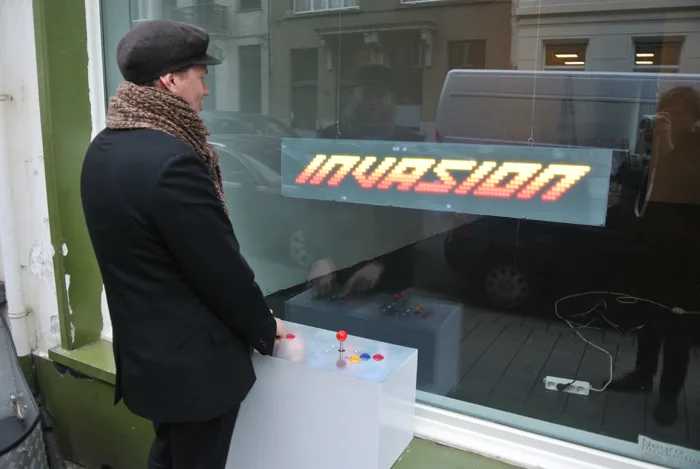 Transform a store window in a Video Game for the Neighbourhood 
