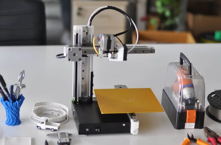 Kickstarter launch for compact, hackable 3D printer