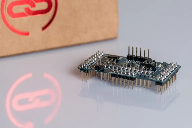 iolinker FPGA boards: Rewire and extend microcontroller IOs