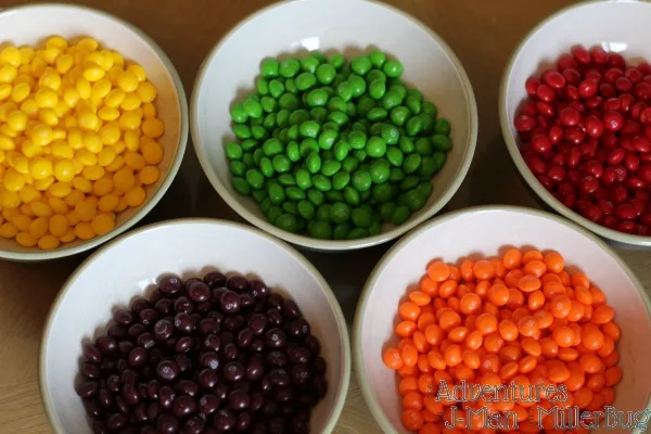Let’s put all in order by color with M&Ms and Skittles sorting machine!