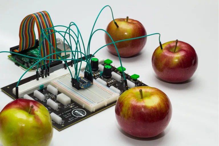 EveLab 1.0: the “Circuit Trainer” for Your Raspberry Pi