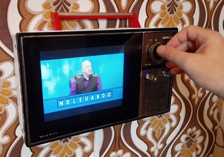 How to Use the Raspberry Pi TV HAT to Create a Vintage TV