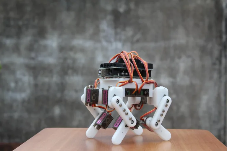 A micro quadruped with Arduino Uno