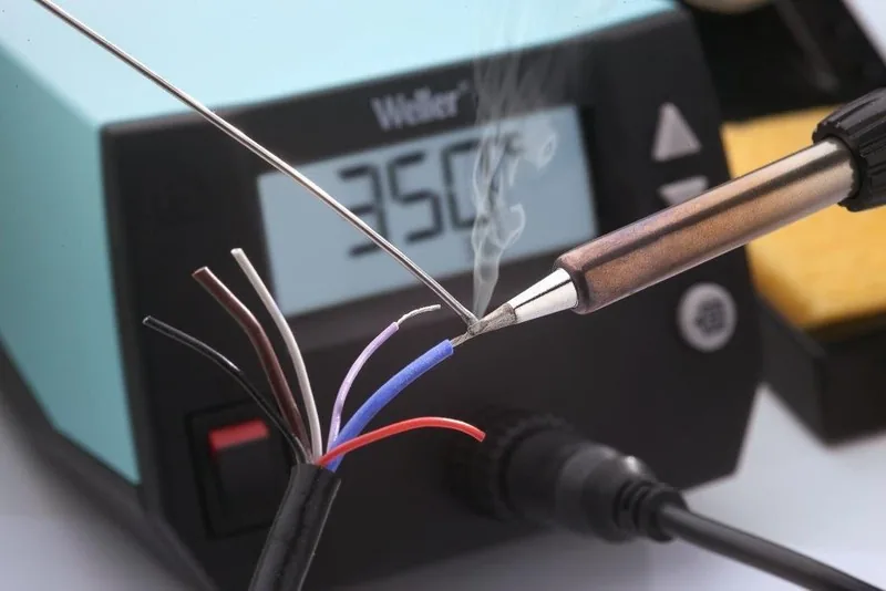 WE1010 iron soldering a multi-core cable, with the unit running at 350°C in the background