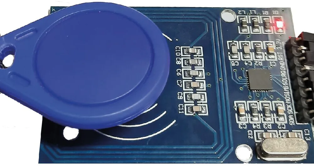 A tag being brought close to the RC522 module for reading